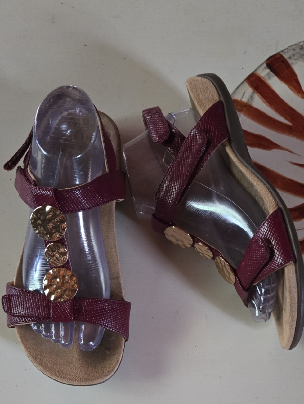Vionic Farra Burgundy Sandal With Hammered Gold Medallion Vamp Size 9
